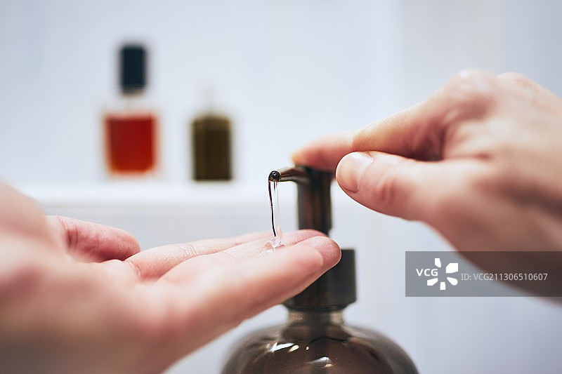 男子在家洗手的裁剪图图片素材