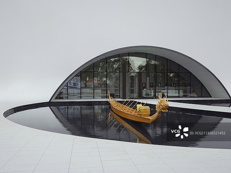 弧形展示厅前的龙舟图片素材