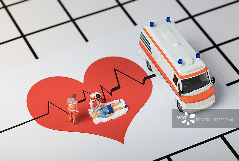 爱心上的心电图救护车急救心脏复苏图片素材