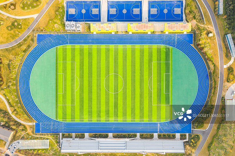足球场篮球场与塑胶跑道学校操场正上方视角航拍图片素材