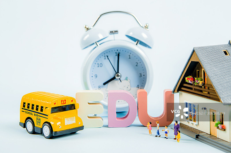 小学生准备乘坐校车去学校学习知识英语字母EDU教育图片素材