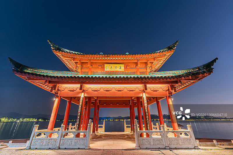 中国浙江杭州西湖翠光亭夜景图片素材