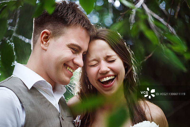 幸福的新婚夫妇在森林里摆姿势图片素材