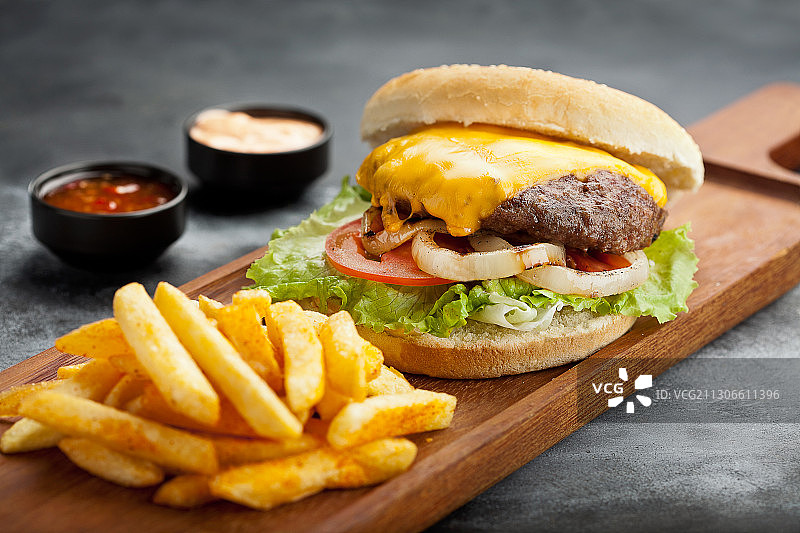 汉堡和炸薯条特写图片素材
