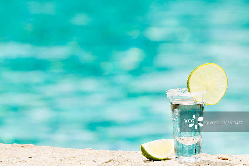 泳池边的青柠龙舌兰酒图片素材