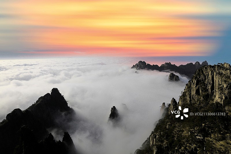 云海漾空阔 缥缈下峰端图片素材