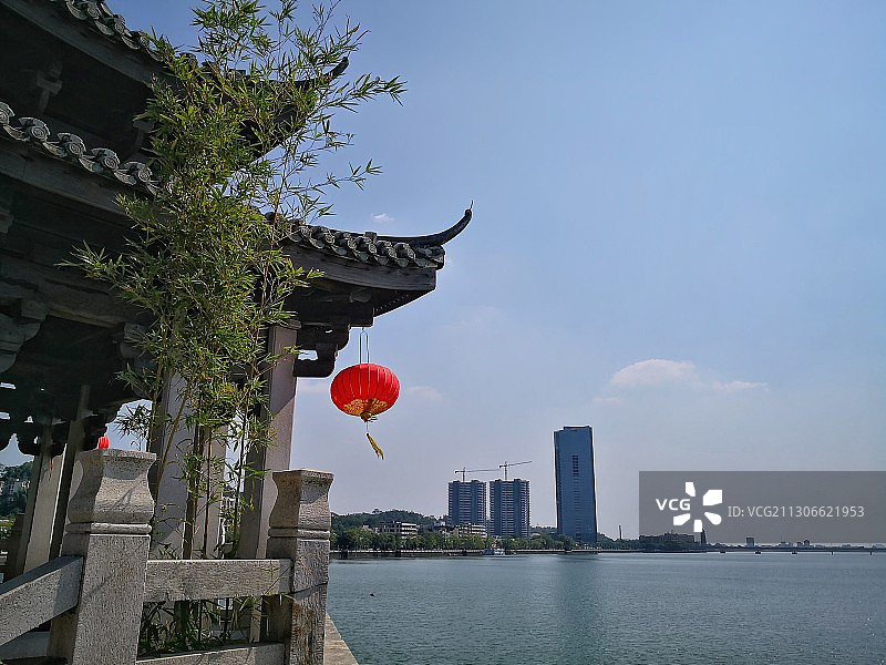 广济桥上望韩江图片素材