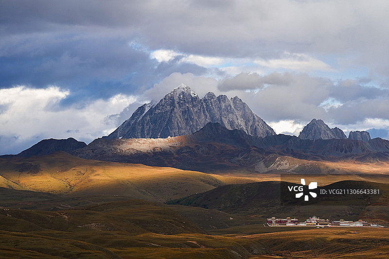 雅拉雪山和“她”的塔公草原图片素材