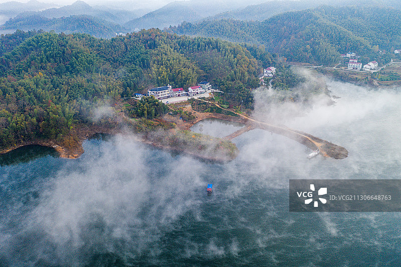安徽省六安市霍山县佛子岭水库畔的单龙寺镇境内屋脊山日出云海图片素材