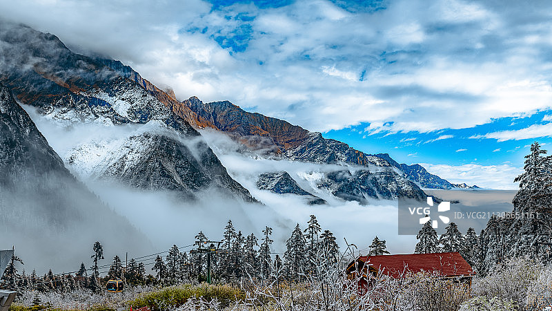 海螺沟，云开日出的一刹那图片素材