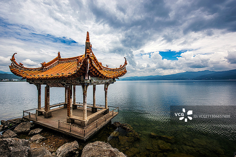 抚仙湖孤山岛的亭子-浩然亭图片素材