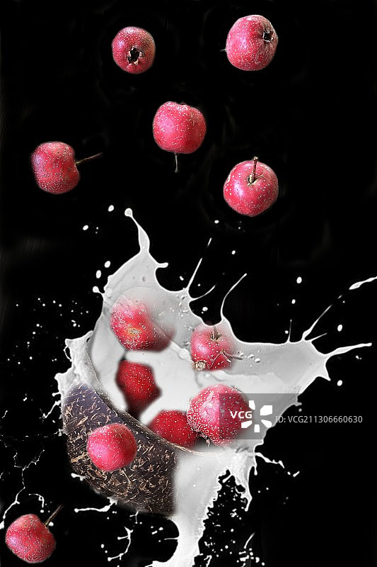 奶花飞溅（红果降落在盛满牛奶的盛器中顿时奶花飞溅）图片素材