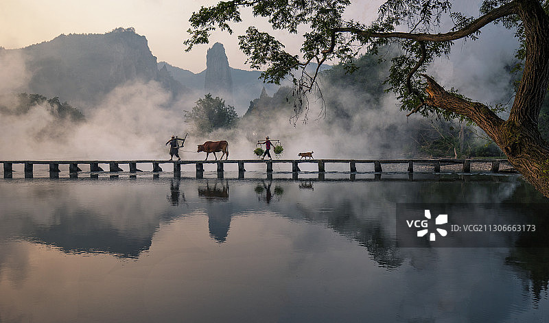 浙江丽水缙云县，清晨时分的鼎湖峰，美好的田园生活画面图片素材