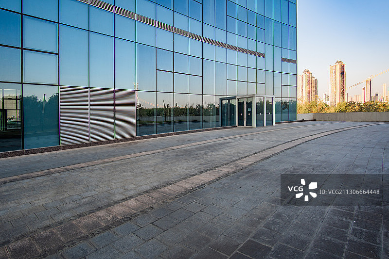 地面玻璃幕墙建筑图片素材