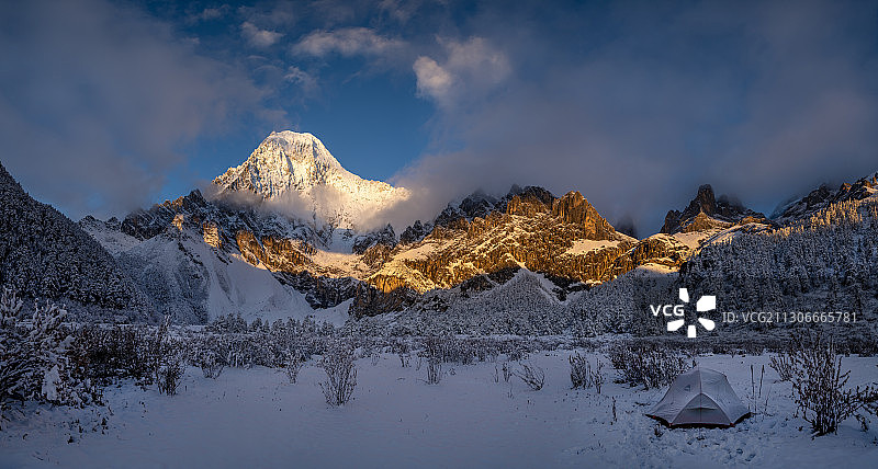 亚丁夏诺多吉雪山图片素材