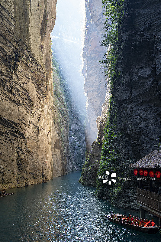 屏山峡谷青山绿水漂浮船图片素材