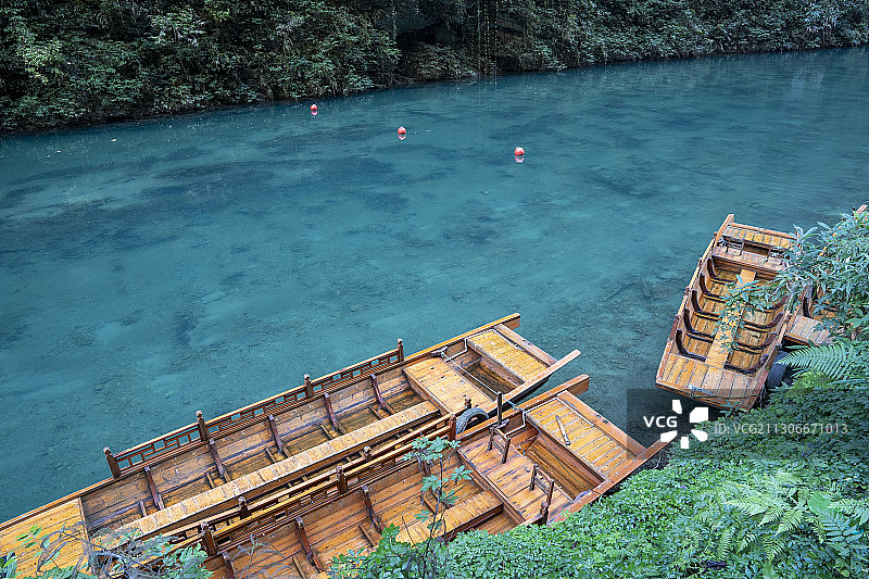 屏山峡谷青山绿水漂浮船图片素材