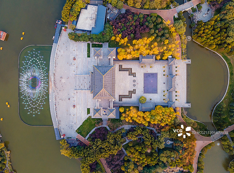 航拍西安大唐芙蓉园紫云楼秋色图片素材