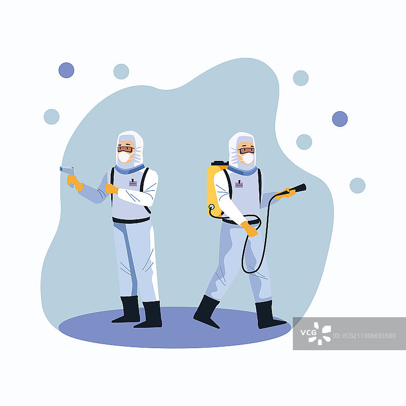 使用喷雾器消毒剂的生物安全工作人员图片素材