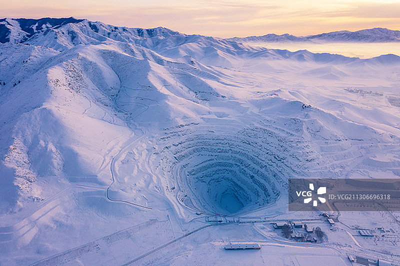 航拍冬天被白雪覆盖的新疆富蕴县可可托海矿坑图片素材