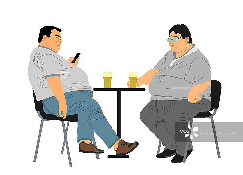 体型丰满的朋友在酒吧里喝啤酒图片素材