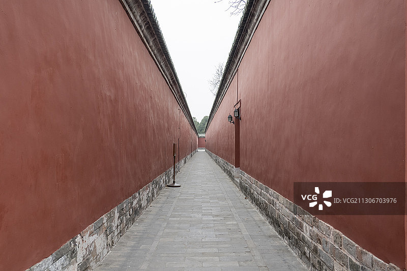 北京天坛公园红墙下的道路图片素材