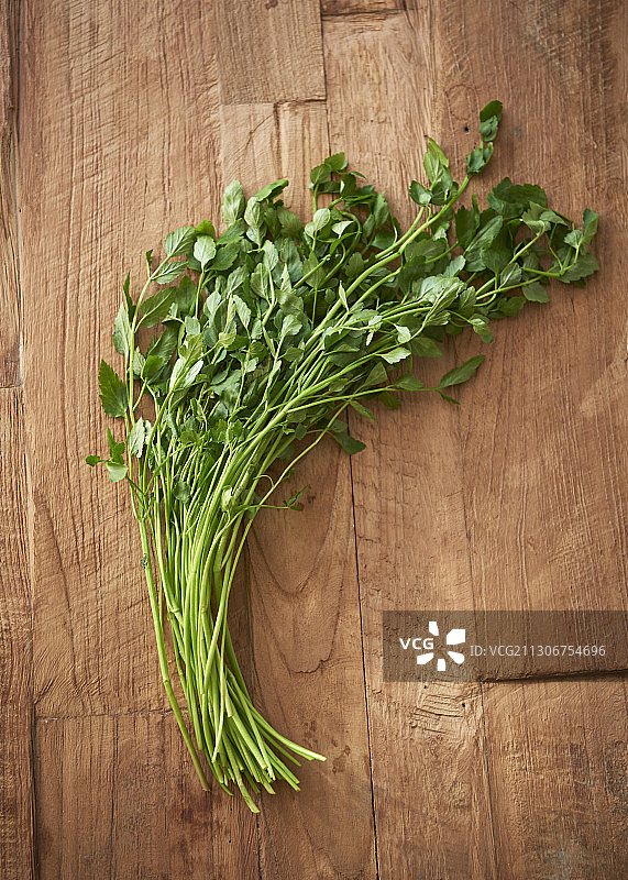 木地板上的水芹菜图片素材