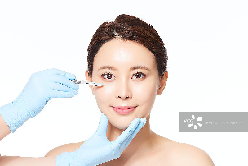 女人准备接受面部整形手术和使用手术刀图片素材