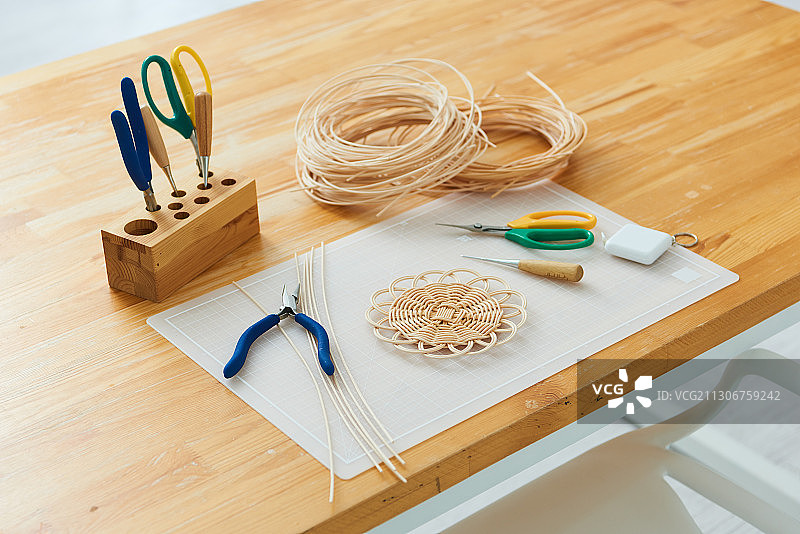 桌子上的藤制工艺品和DIY材料图片素材