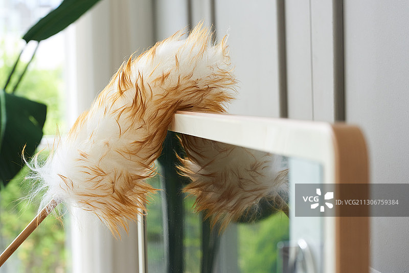 女人用除尘清洁剂清洁电视图片素材