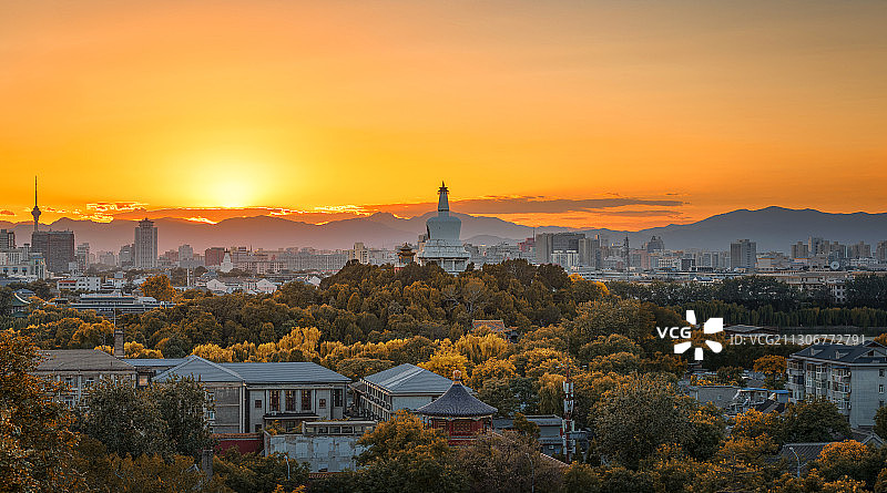 秋天黄昏北京北海公园白塔寺旅游景点图片素材