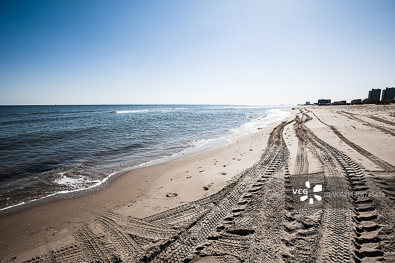 车辙在无人的海滩上图片素材