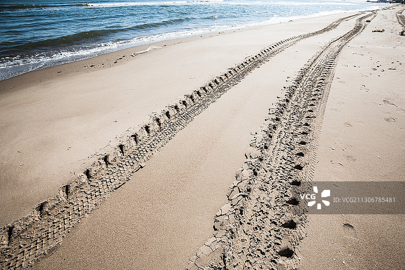 车辙在无人的海滩上图片素材