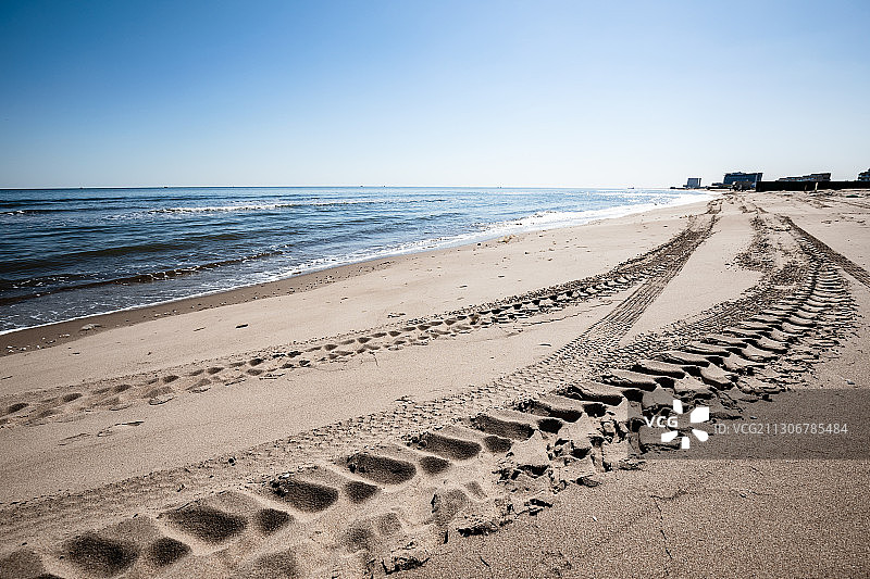 车辙在无人的海滩上图片素材