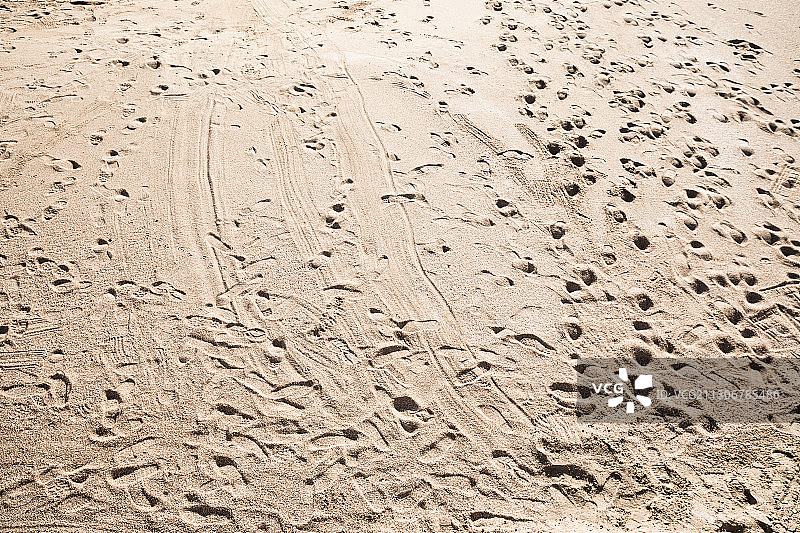 从顶部拍摄沙滩上的脚印图片素材