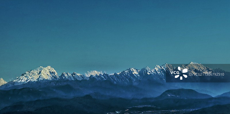 香格里拉雪山群图片素材