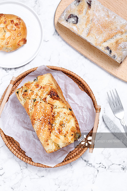 早餐的欧式橄榄面包芝士面包和肉松吐司图片素材