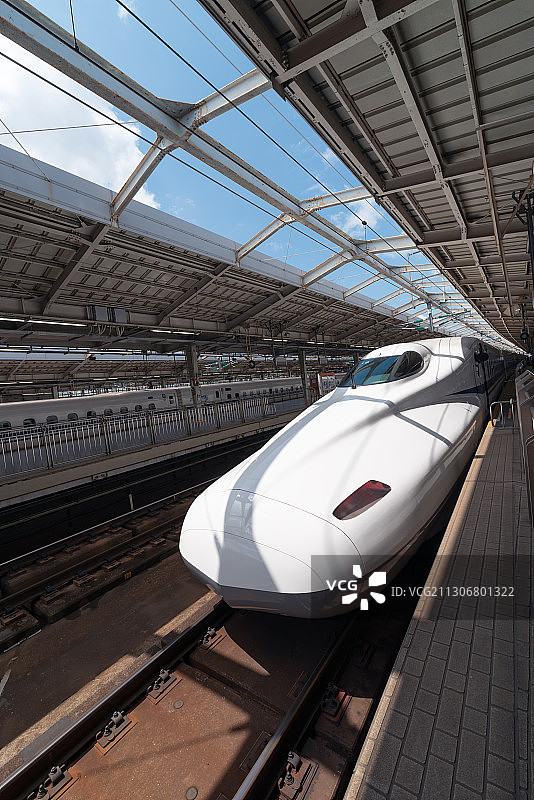 日本大阪城市风光新大阪站N700新干线列车图片素材