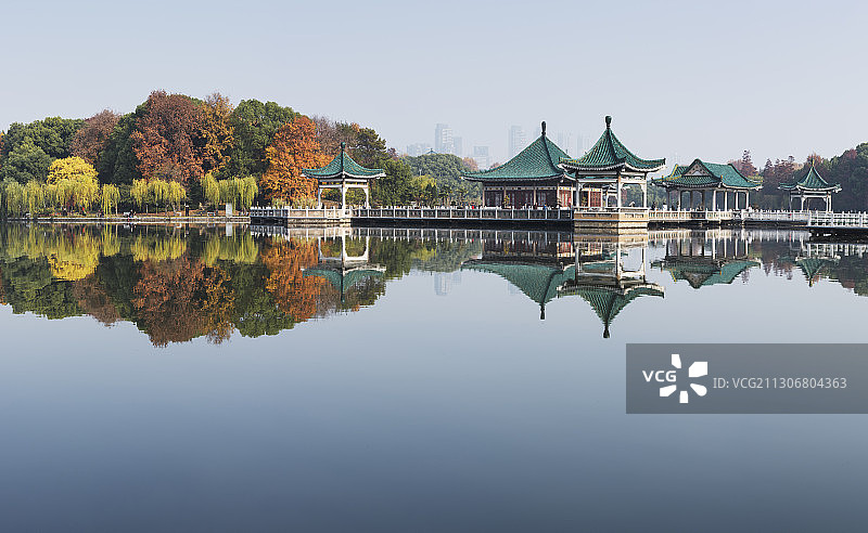 中国湖北武汉东湖碧潭观鱼风景区图片素材