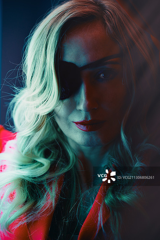 身穿红色夹克、戴黑色眼罩的金发女人肖像图片素材