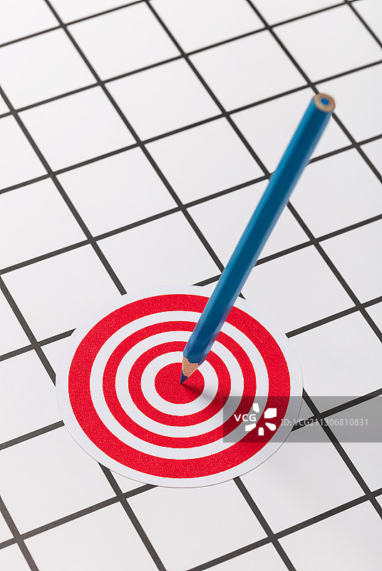 网格蓝色铅笔正中红色靶心图片素材