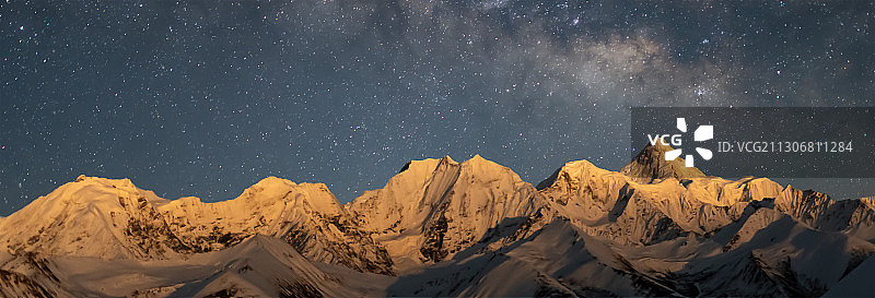凌晨月落时分观贡嘎山银河星空图片素材