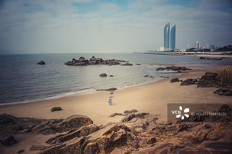 厦门白城沙滩的一对奔跑情侣图片素材