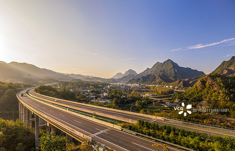 呼北高速公路划过河南西部山区小镇图片素材