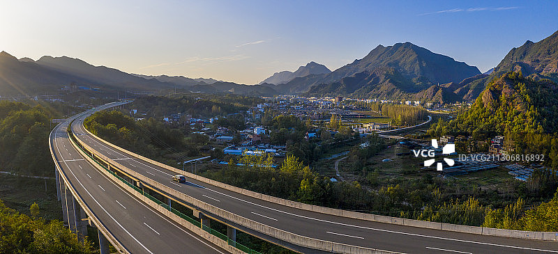 呼北高速公路划过河南西部山区小镇图片素材