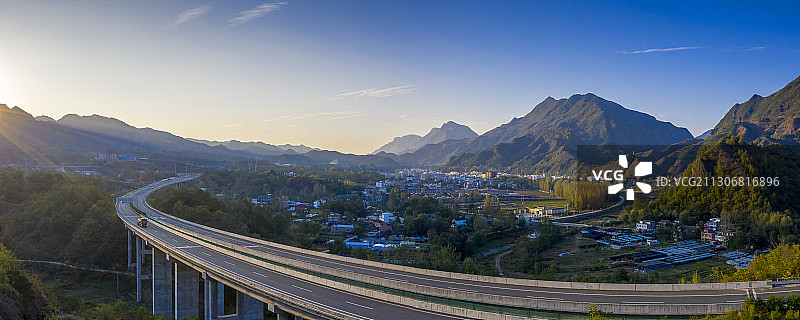 呼北高速公路划过河南西部山区小镇图片素材