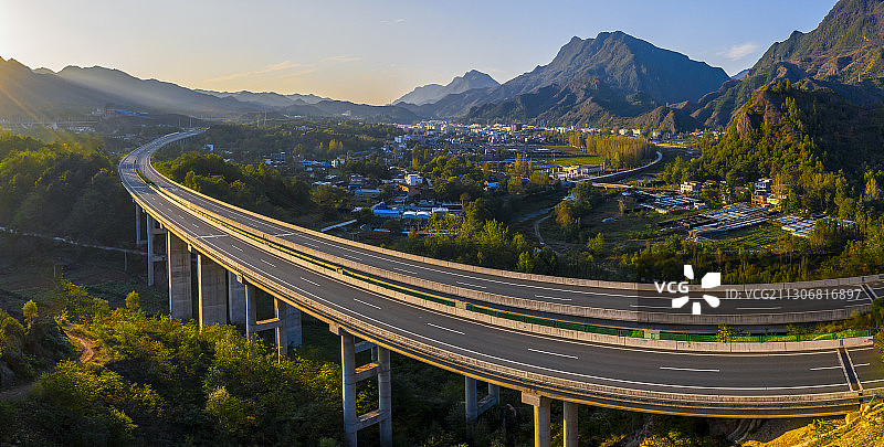 呼北高速公路划过河南西部山区小镇图片素材