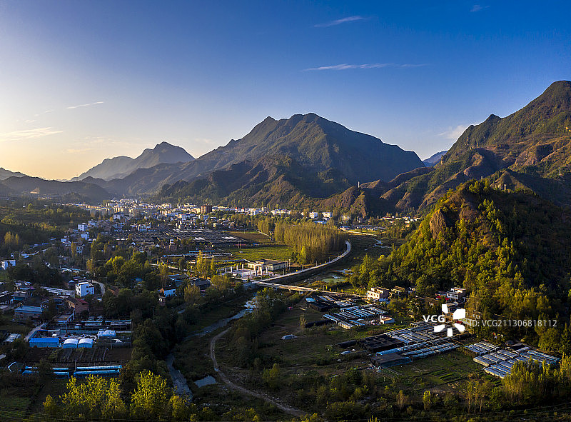 清新宁静的河南西部山区小镇图片素材