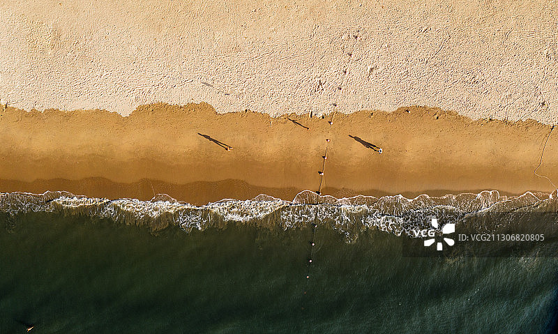 沙滩上游玩的人图片素材