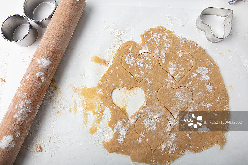 羊皮纸上的心形脆饼面团和饼干模具图片素材